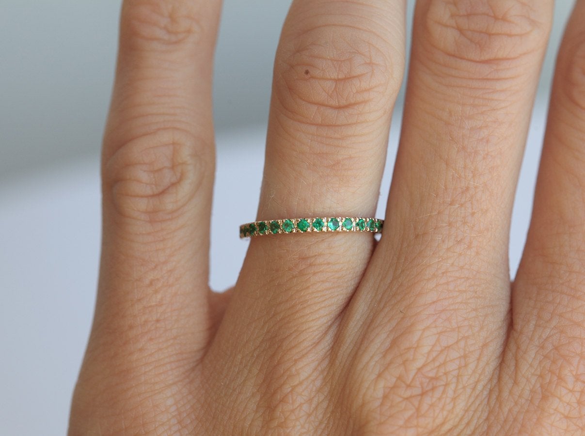 Vjenčani prsten Half Eterniti Round Emerald, žuto zlato