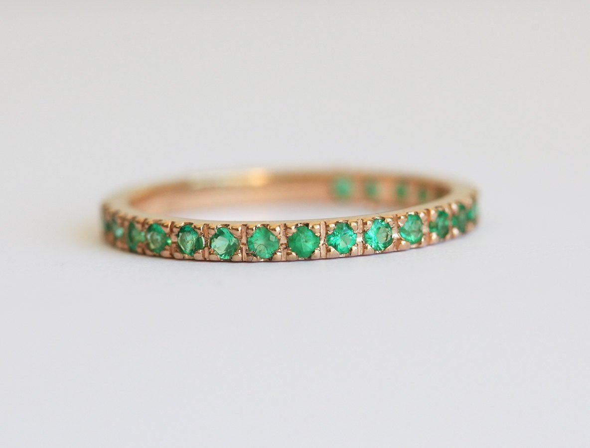 Vjenčani prsten Half Eterniti Round Emerald, žuto zlato