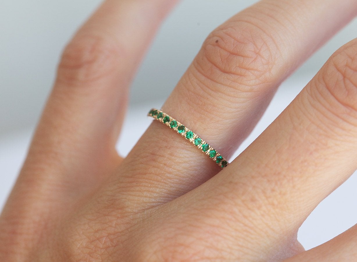Vjenčani prsten Half Eterniti Round Emerald, žuto zlato