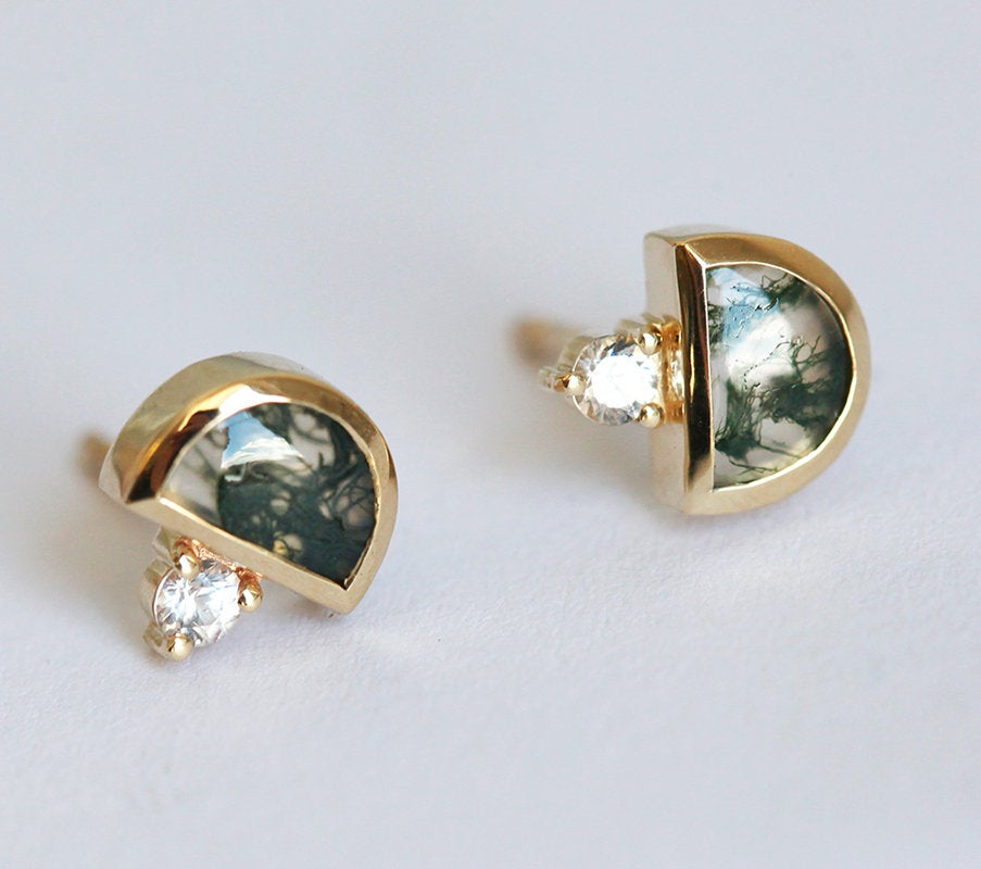 Naušnice od polumeseca od Moss Agate i okrugle minđuše od belog safira