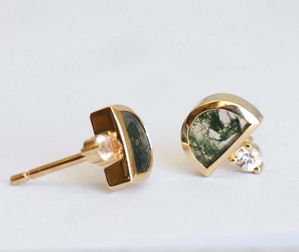 Naušnice od polumeseca od Moss Agate i okrugle minđuše od belog safira