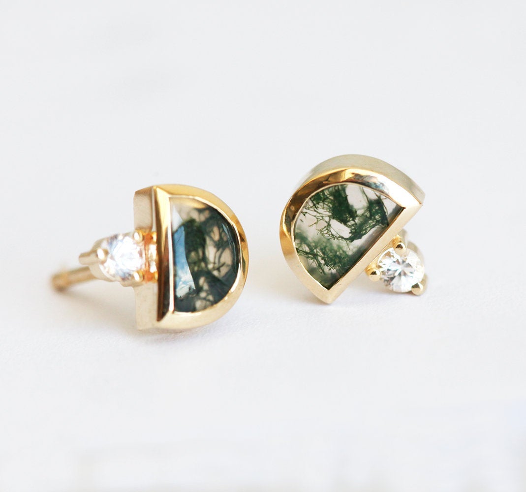 Naušnice od polumeseca od Moss Agate i okrugle minđuše od belog safira