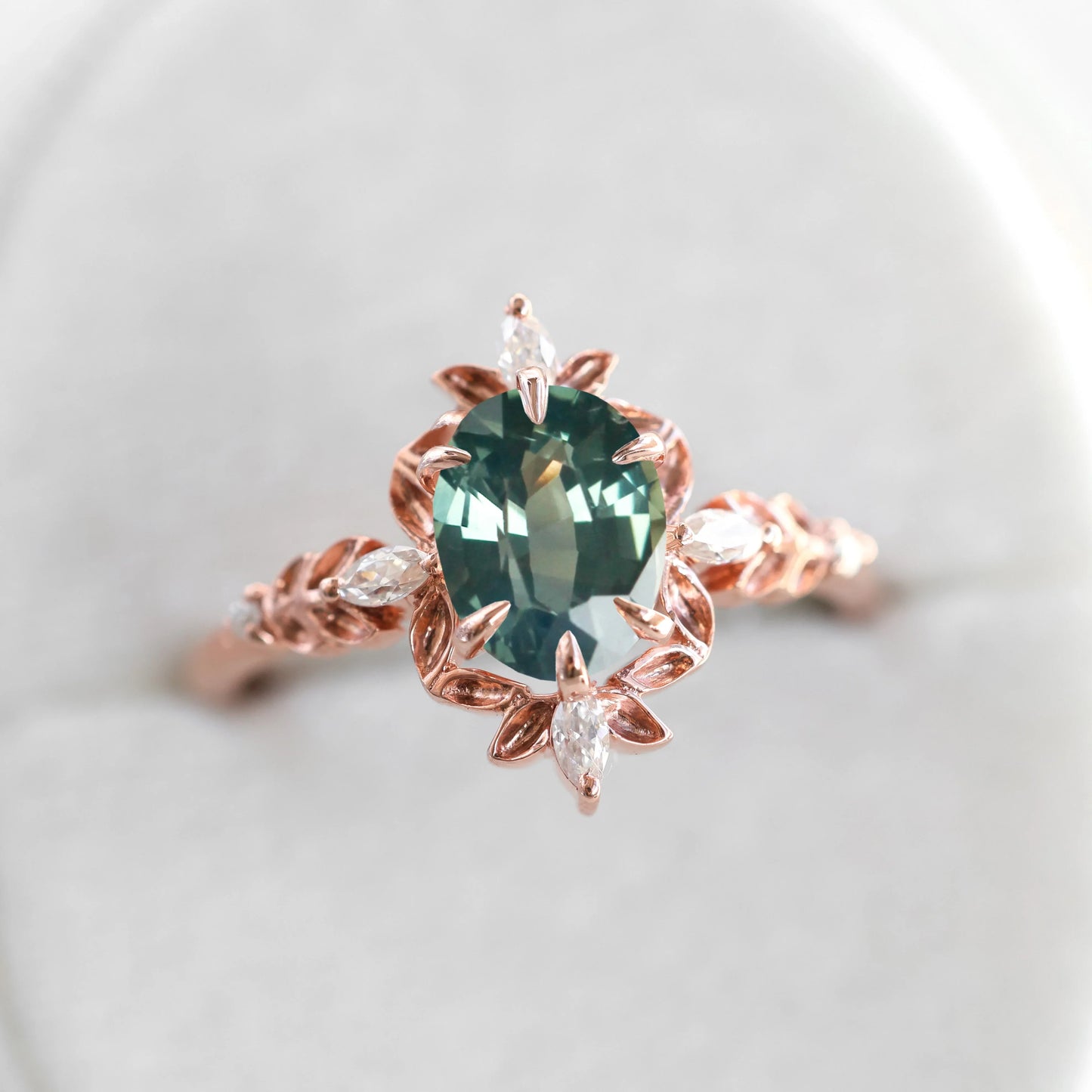 Dijamantski prsten od Moss Agate: Krupni plan ovalnog kamena od Moss Agate sa markiznim belim dijamantima.