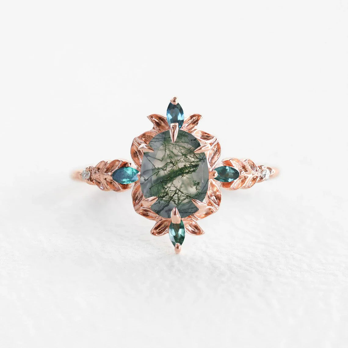 Verenički verenički prsten sa dijamantom od Moss Agate sa zadivljujućim Moss Agate i belim dijamantima.
