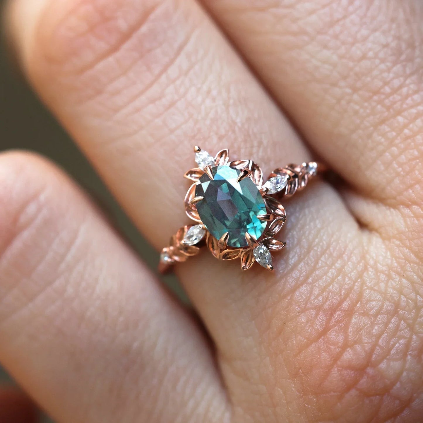 Dijamantski prsten od Moss Agate sa markiznim belim dijamantima na ruci.