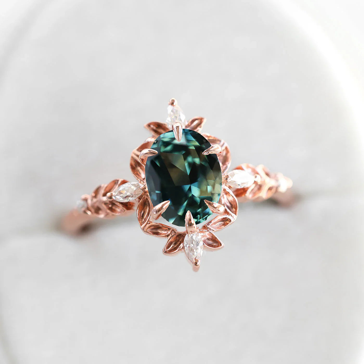 Dijamantski prsten od Moss Agate koji prikazuje zadivljujući Moss Agate sa markiznim dijamantima.