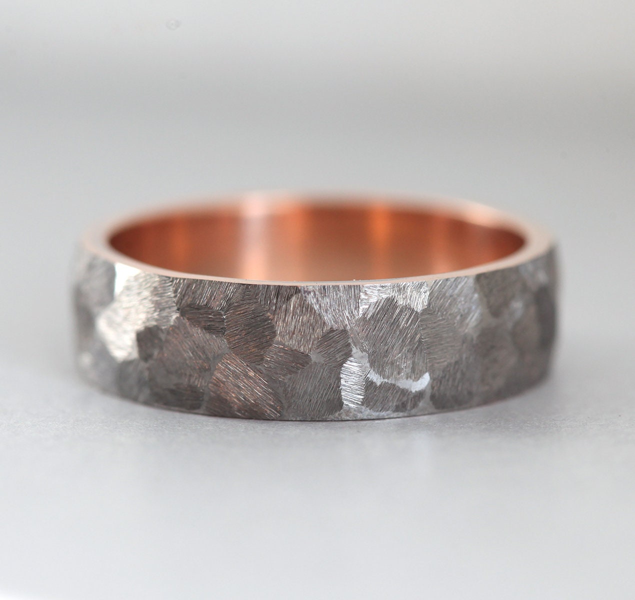 Evan Hammered Vedding Band-Capucinne