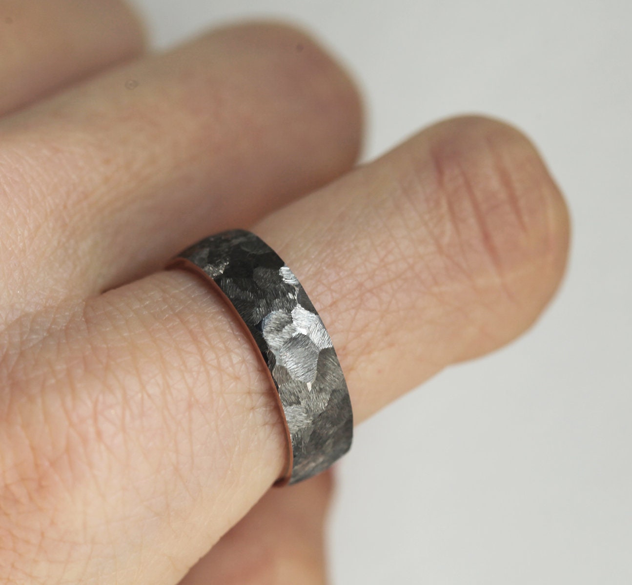 Evan Hammered Vedding Band-Capucinne