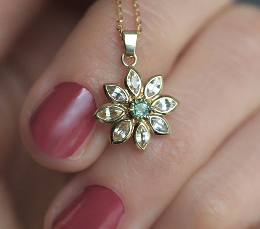 Okrugla zelena safirna ogrlica sa bočnim kamenčićima od belog safira