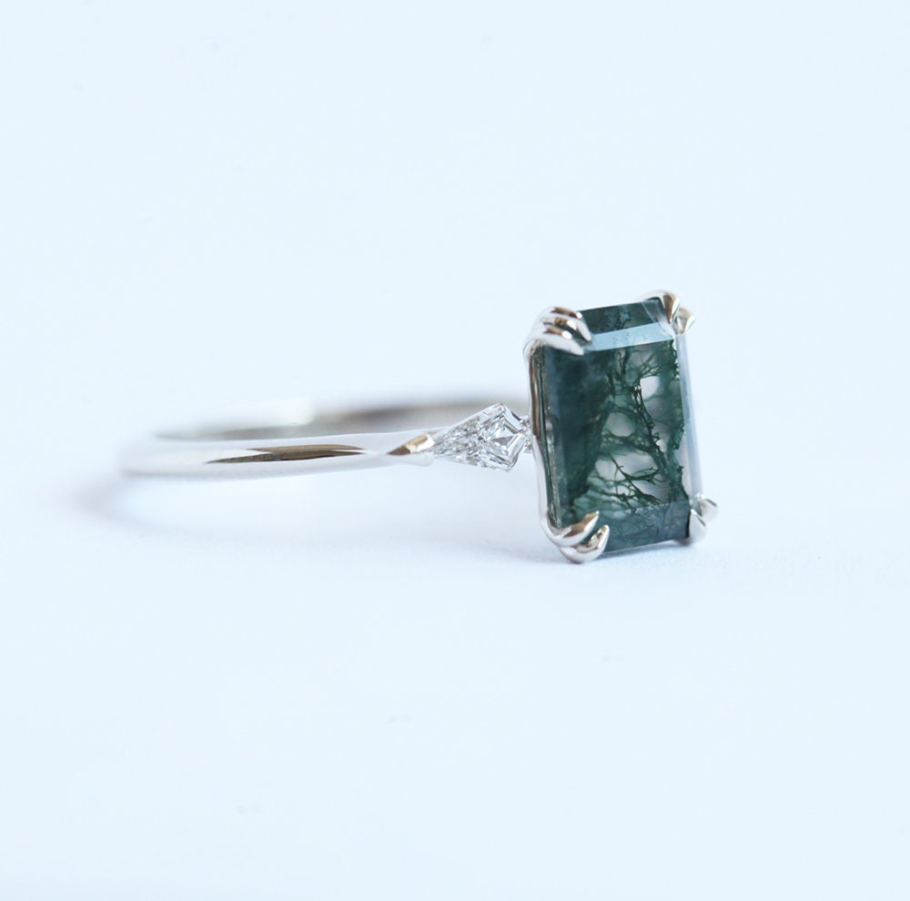 Prsten od smaragdno sečenog ahata od Moss Agate sa naglašenim belim dijamantima