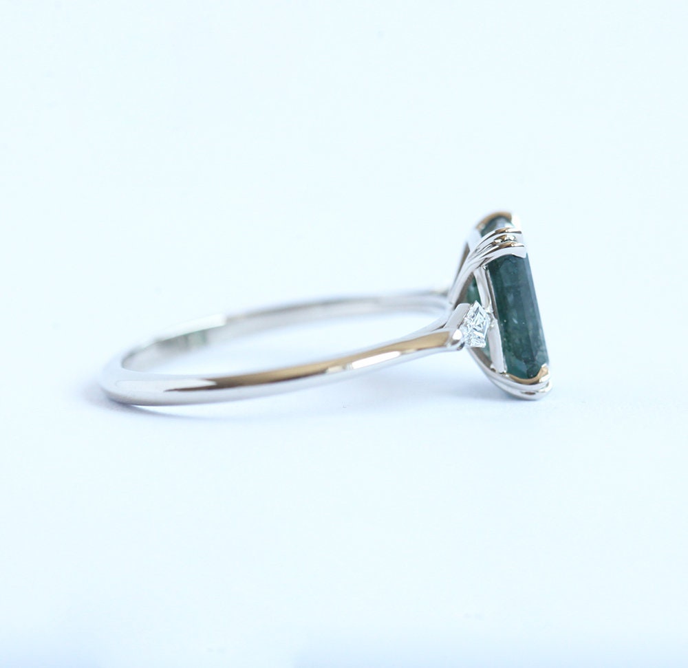 Prsten od smaragdno sečenog ahata od Moss Agate sa naglašenim belim dijamantima