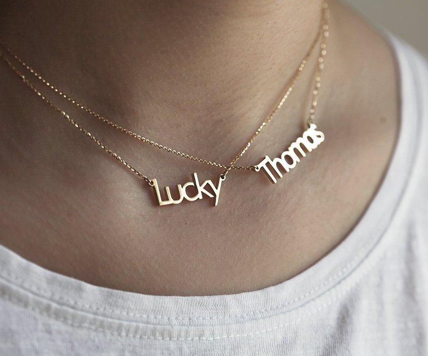 Dve zlatne ogrlice sa personalizovanim imenima