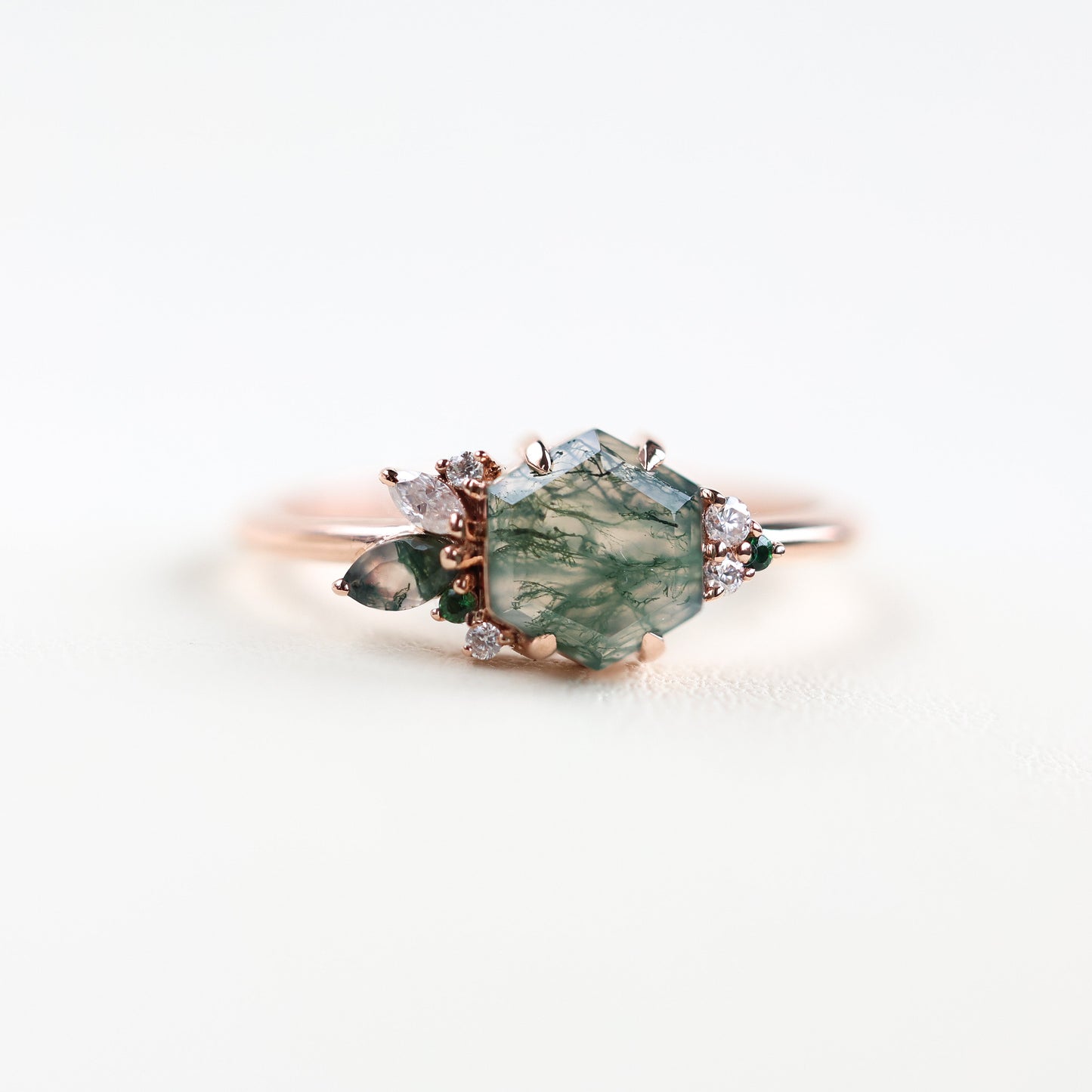 Šestougaoni prsten Moss Agate sa naglašenim turmalinom, Moss Agate, moisanitnim kamenjem i belim dijamantima