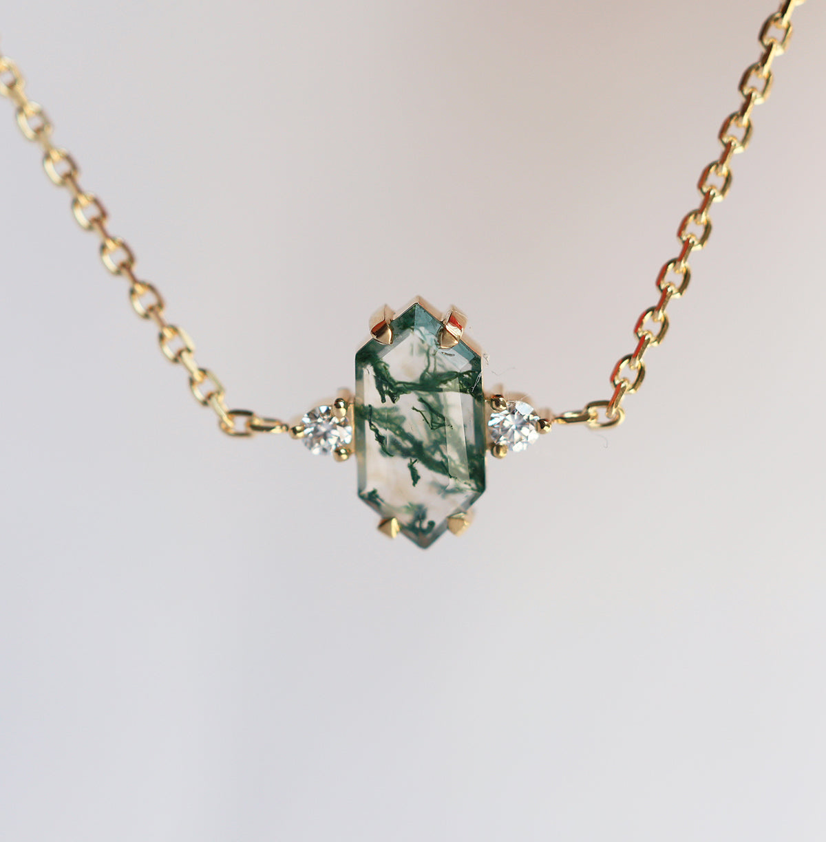 Narukvica od šestougaonog ahata Moss Agate sa 2 bočna okrugla bela dijamanta