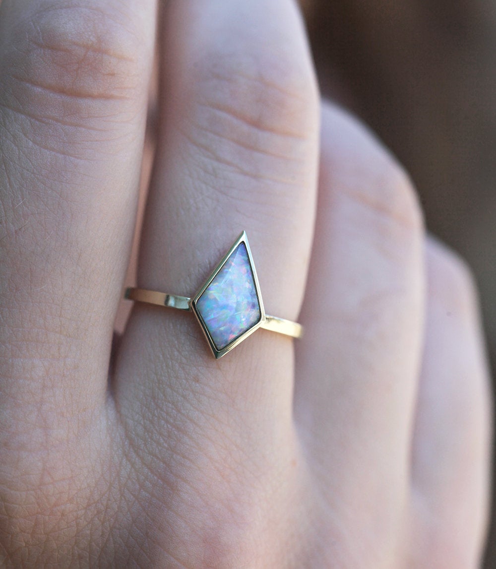Kite Vhite Opal Solitaire Prsten