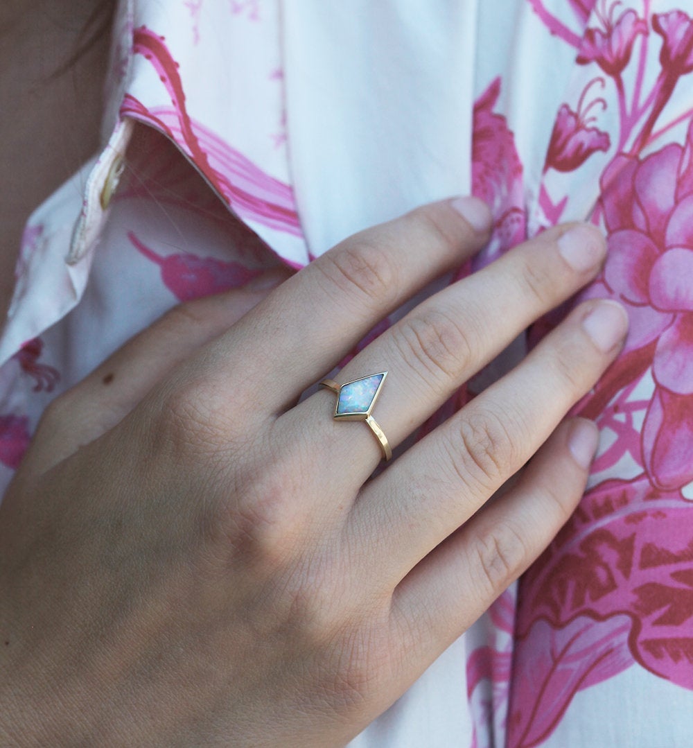 Kite Vhite Opal Solitaire Prsten