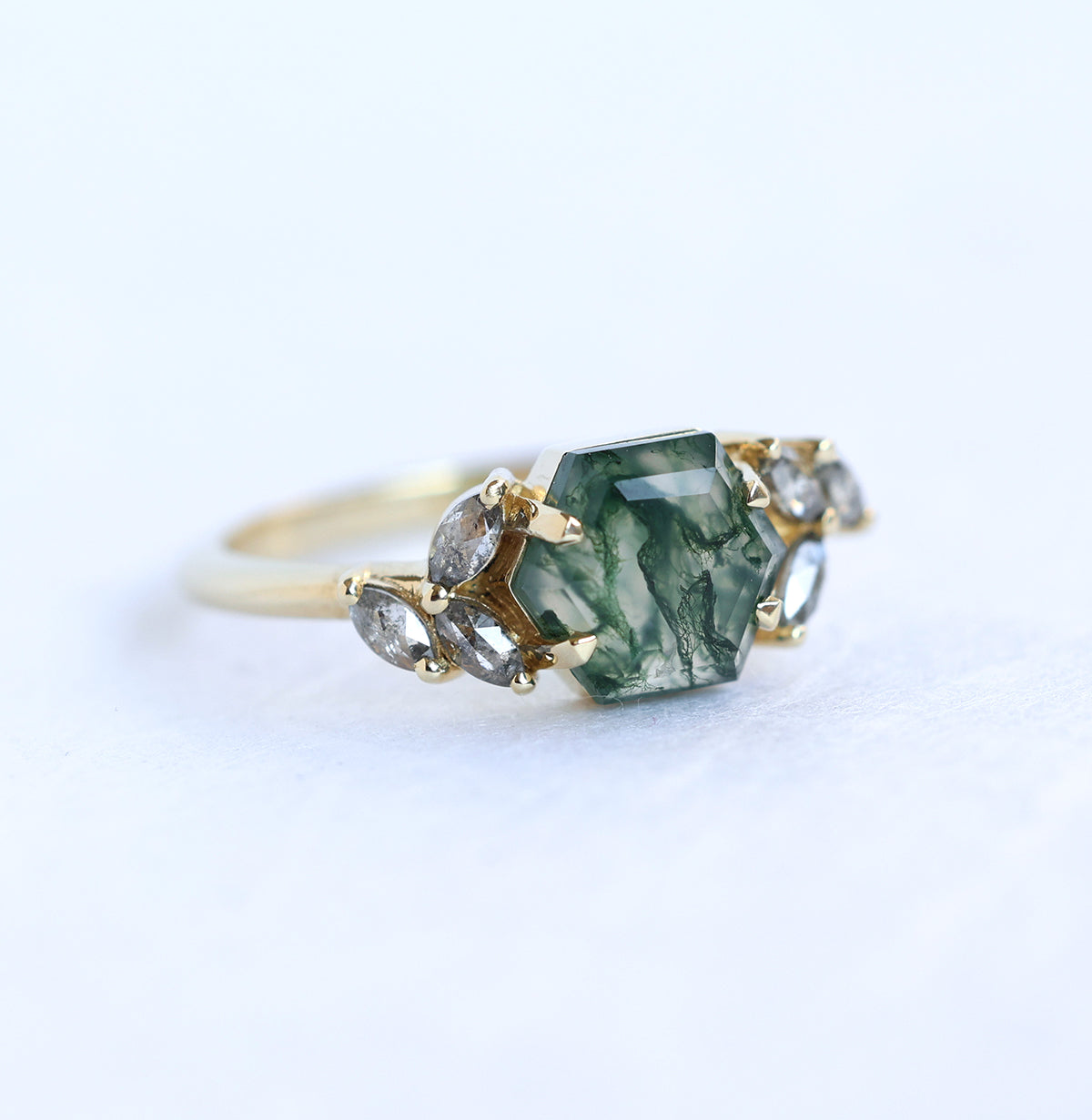 Šestougaoni prsten Moss Agate sa naglašenim brilijantima od soli i bibera