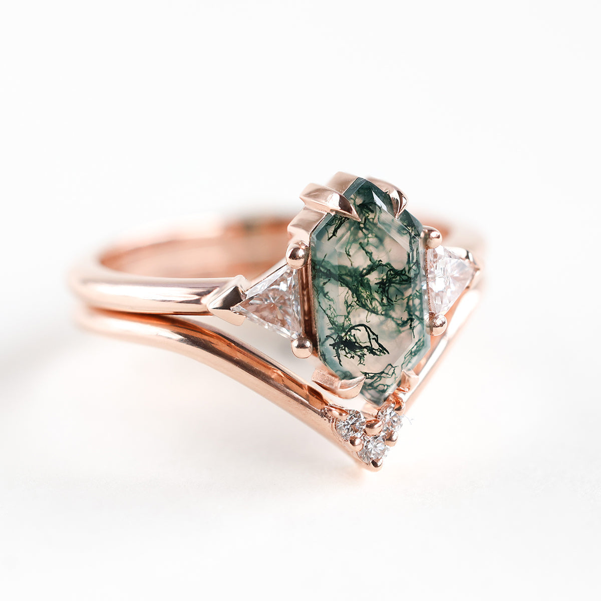 Verenički prsten sa šestougaonim Moss Agate sa trouglim dijamantima. Geometrijski organski venčani prsten.