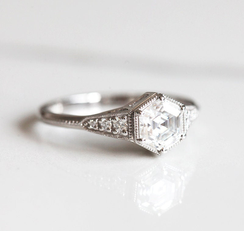 Hekagon Vhite Diamond Vintage Prsten sa bočnim dijamantima