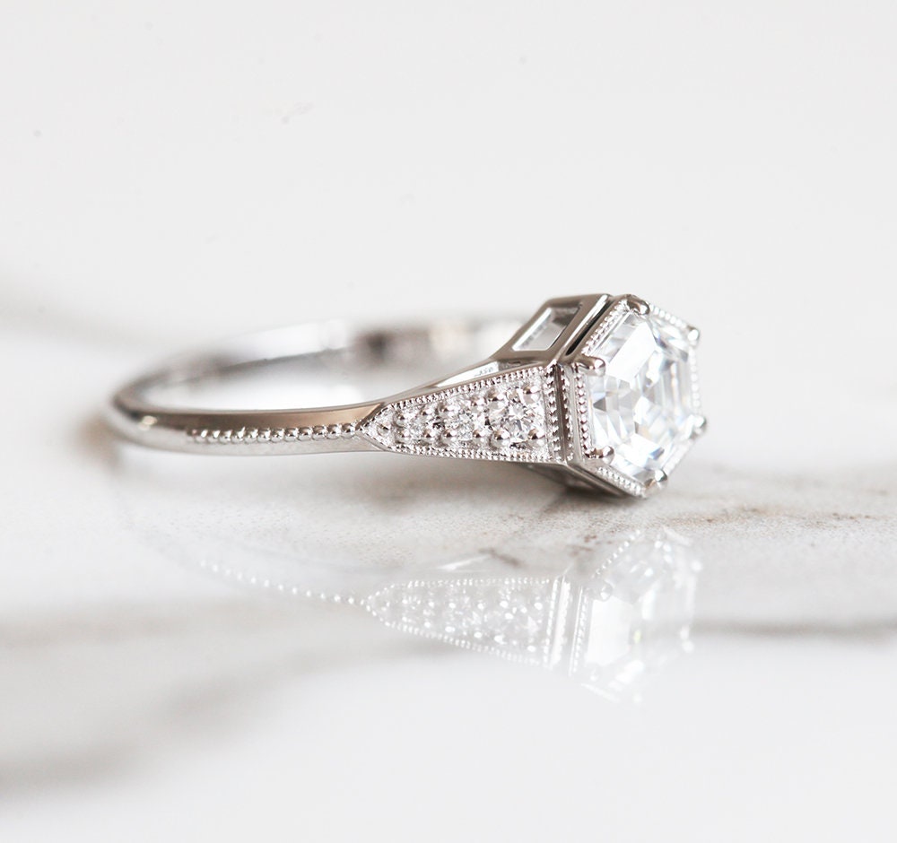 Hekagon Vhite Diamond Vintage Prsten sa bočnim dijamantima