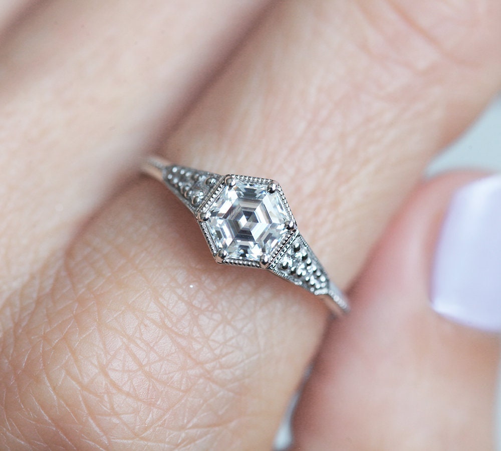 Hekagon Vhite Diamond Vintage Prsten sa bočnim dijamantima
