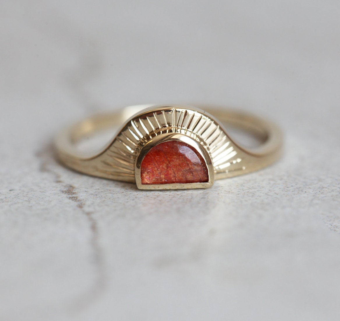Half-Moon Sunstone Prsten