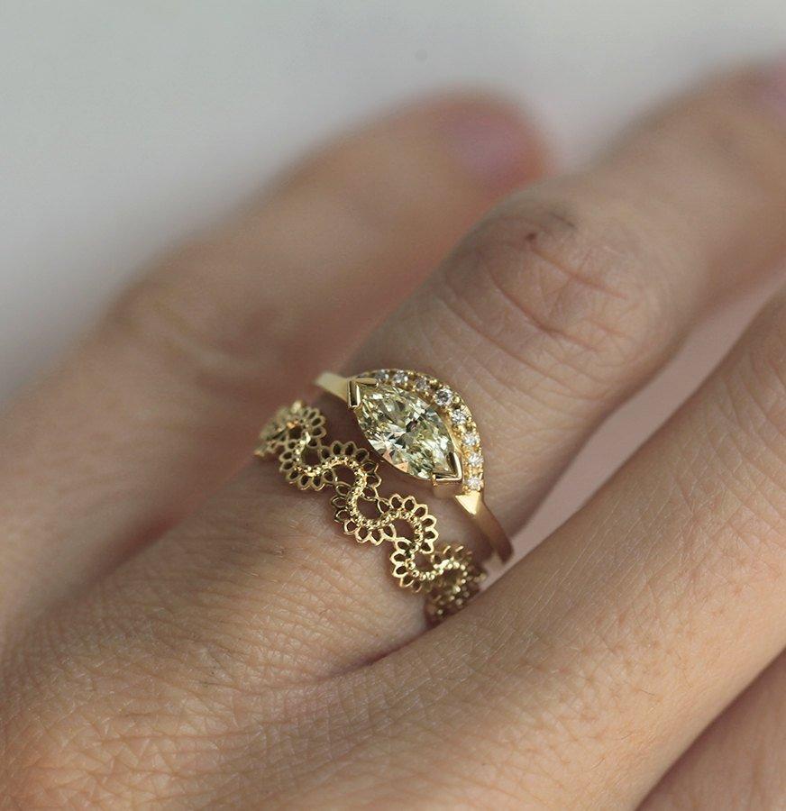 Iva Gold Lace Band, Lace Vedding Band-Capucinne