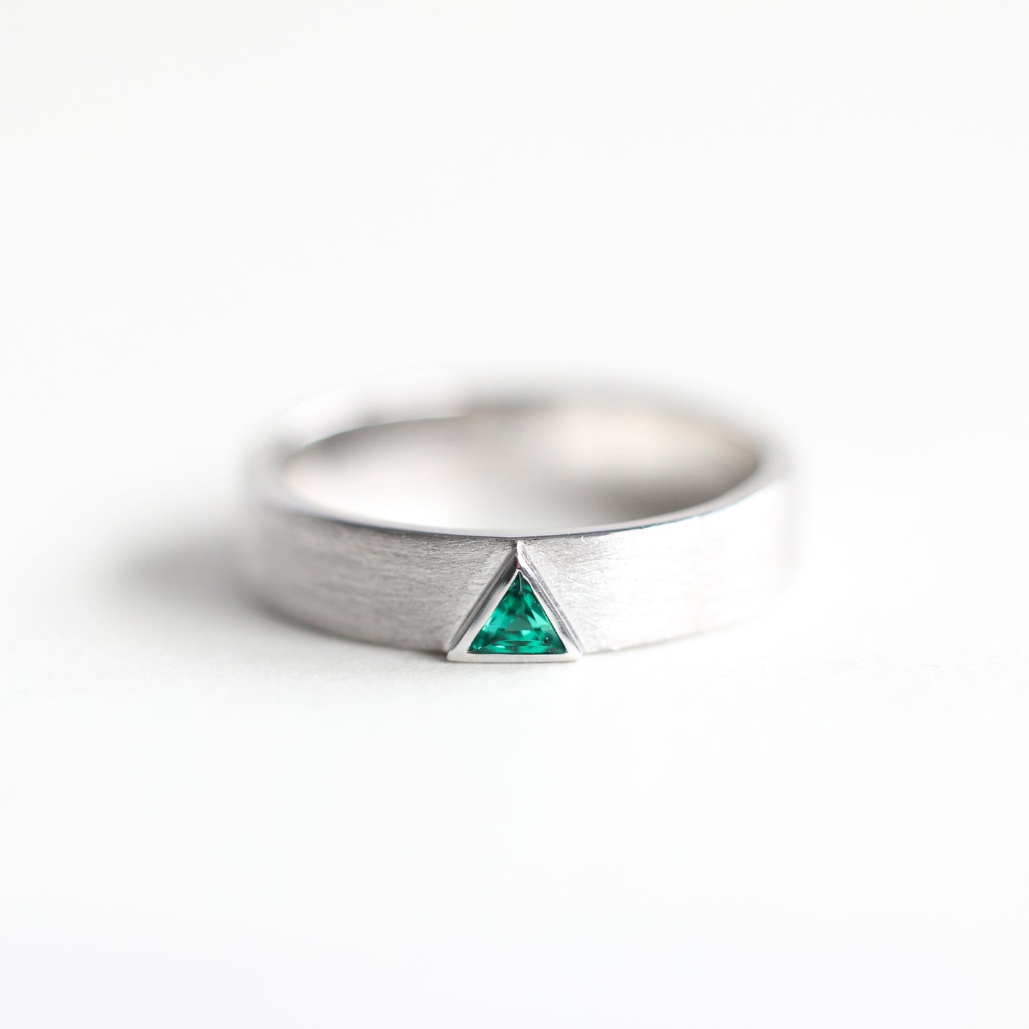 Triangle Lab Emerald Band, muška burma za venčanje sa smaragdom uzgojenim u laboratoriji u obliku trougla.