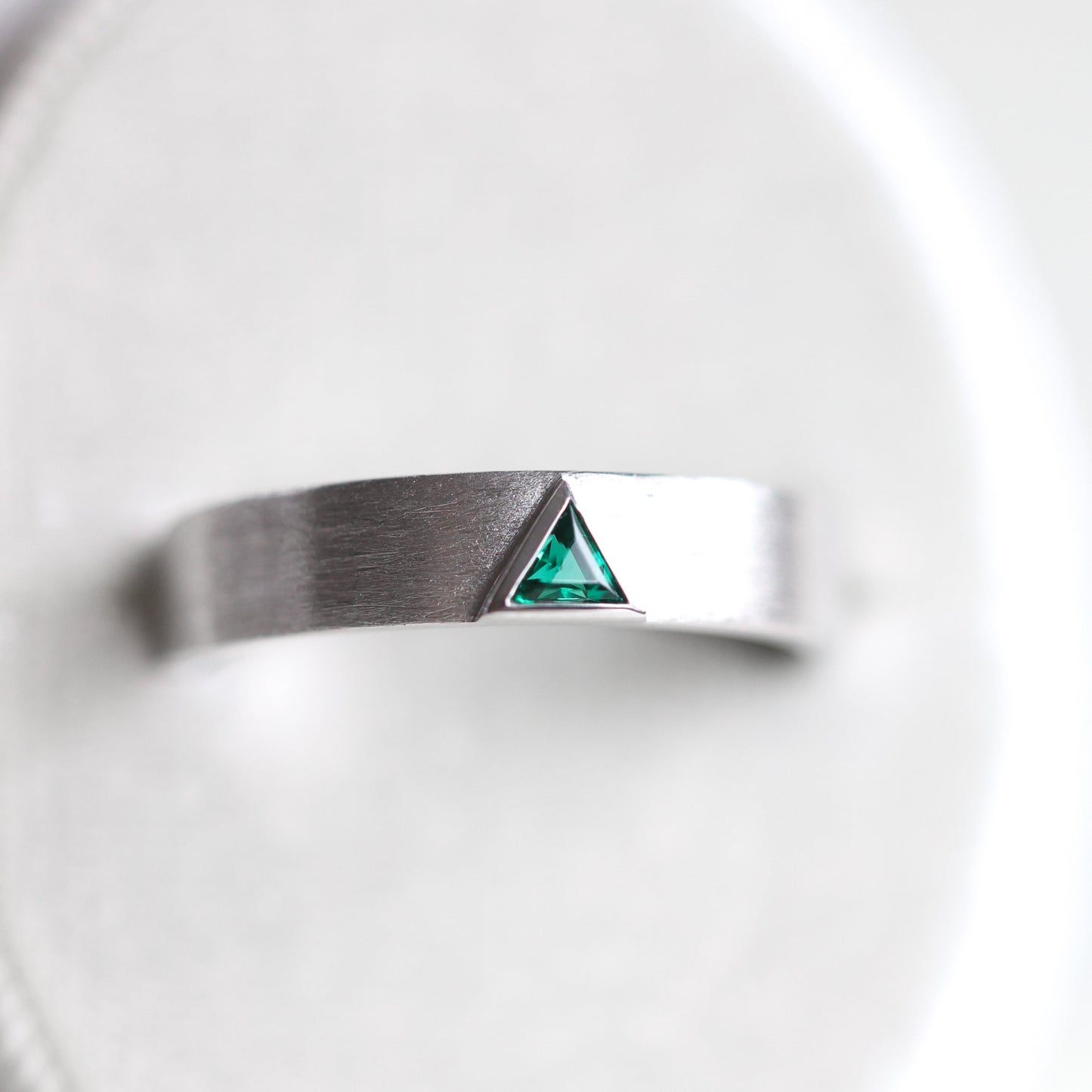 Triangle Lab Emerald Band, muška burma sa smaragdnim dragim kamenom uzgojenim u laboratoriji.