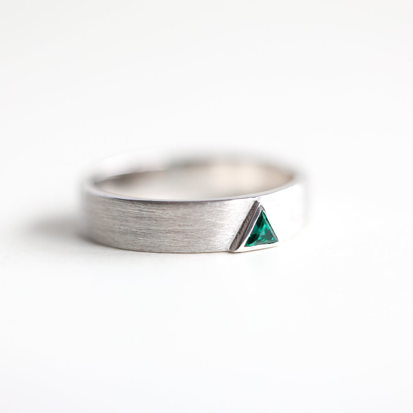 Triangle Lab Emerald Band, muška burma sa smaragdnim dragim kamenom uzgojenim u laboratoriji.
