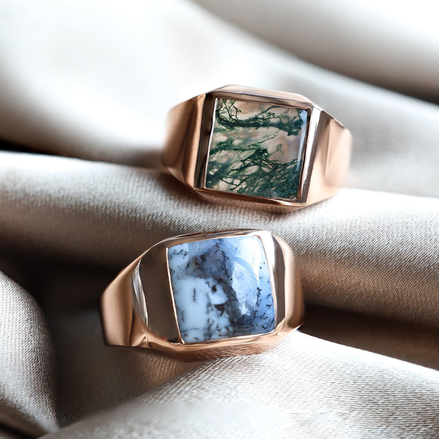 Muški prsten sa pečatom od Moss Agate u zlatu i platini, koji prikazuje dragi kamen od Moss Agate od 14 mm.