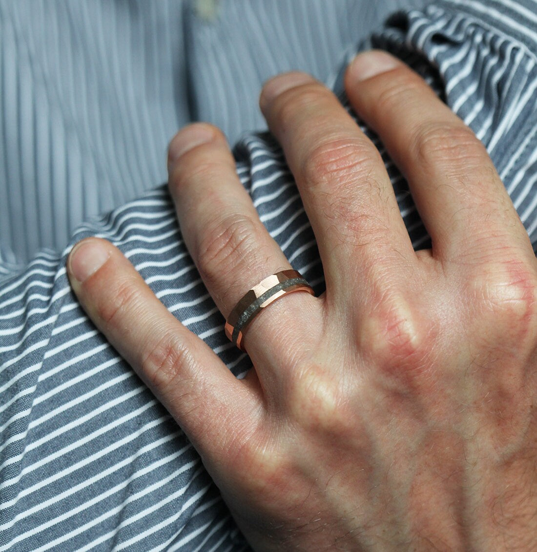 Jean Hammered Black Spinel Inlai Vedding Band-Capucinne