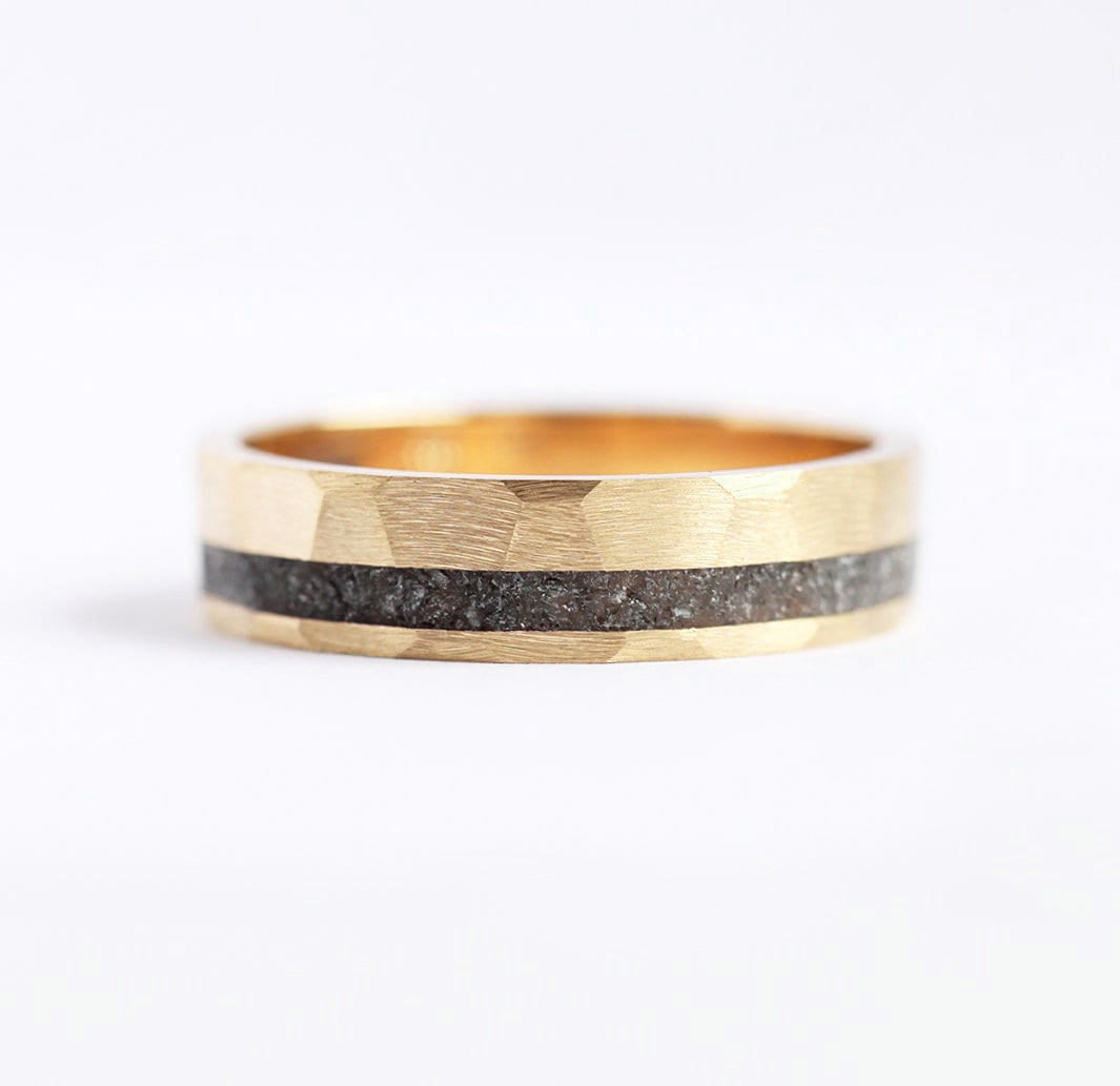 Jean Hammered Black Spinel Inlai Vedding Band-Capucinne