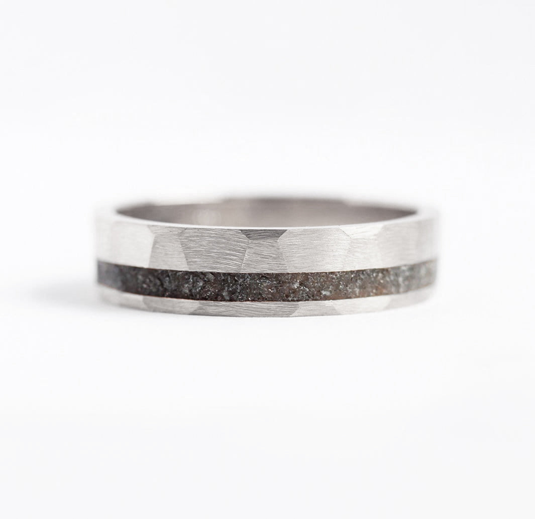 Jean Hammered Black Spinel Inlai Vedding Band-Capucinne