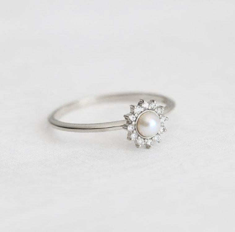 JESSIE VHITE PEARL PRSTEN-Capucinne