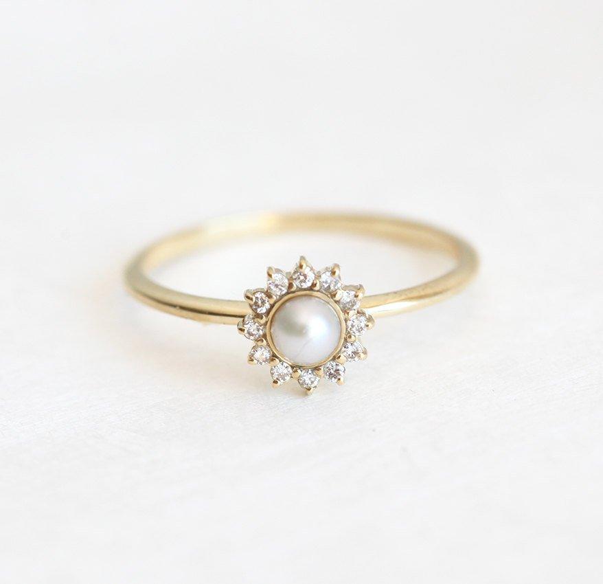 JESSIE VHITE PEARL PRSTEN-Capucinne