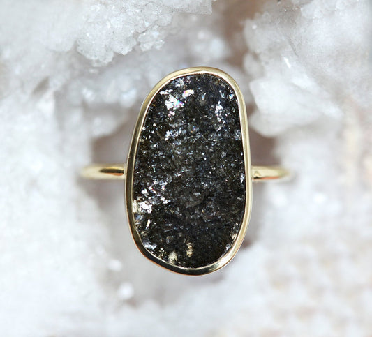 Sivi dijamantski prsten jedinstvenog oblika od soli i bibera