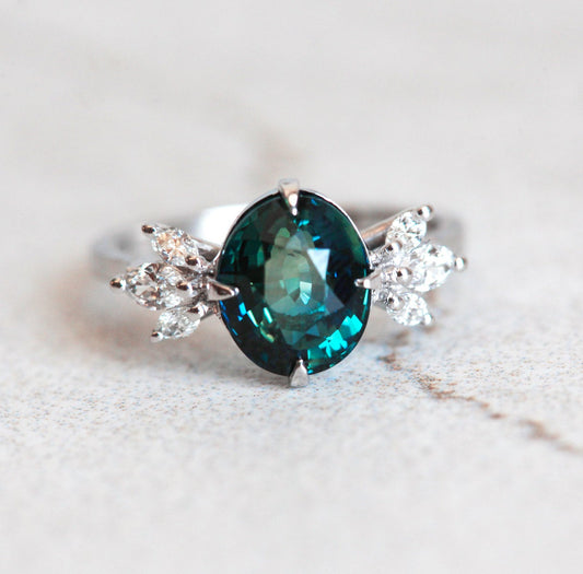 Safirni prsten ovalnog oblika sa belim bočnim dijamantima