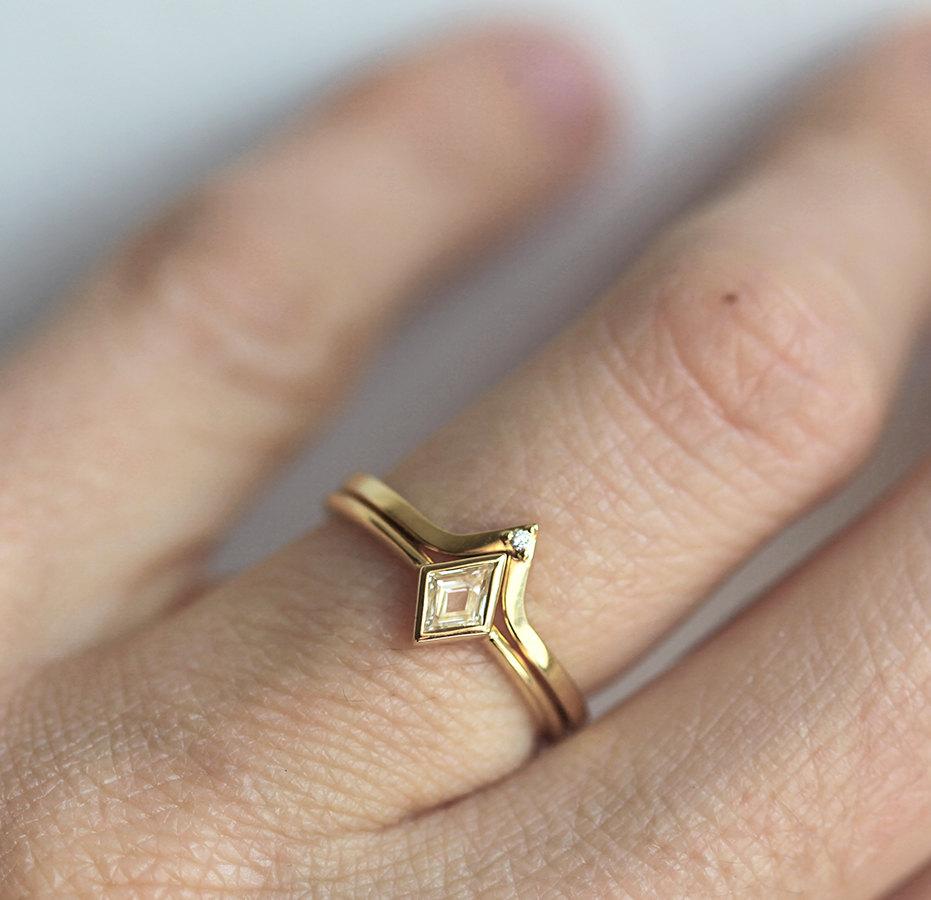 Zlatni prsten Kite Vhite Diamond Solitaire sa dijamantskim V-trakom