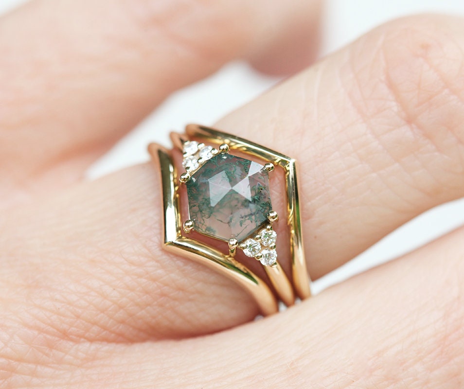 Set prstena od šestougaonog Moss Agate sa bočnim okruglim belim dijamantima
