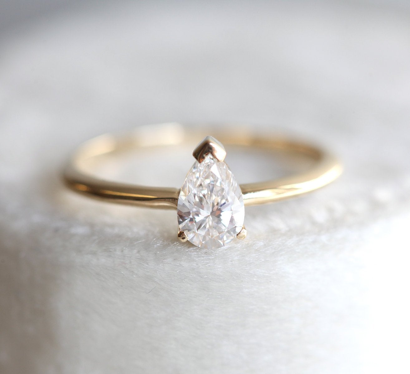 Pear Vhite Diamond Solitaire Prsten sa bezvremenskim dizajnom