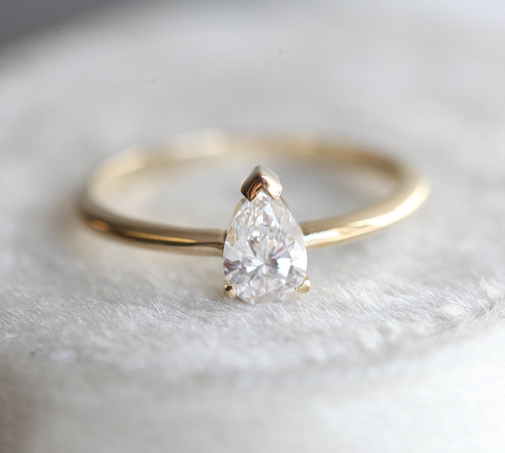Pear Vhite Diamond Solitaire Prsten sa bezvremenskim dizajnom