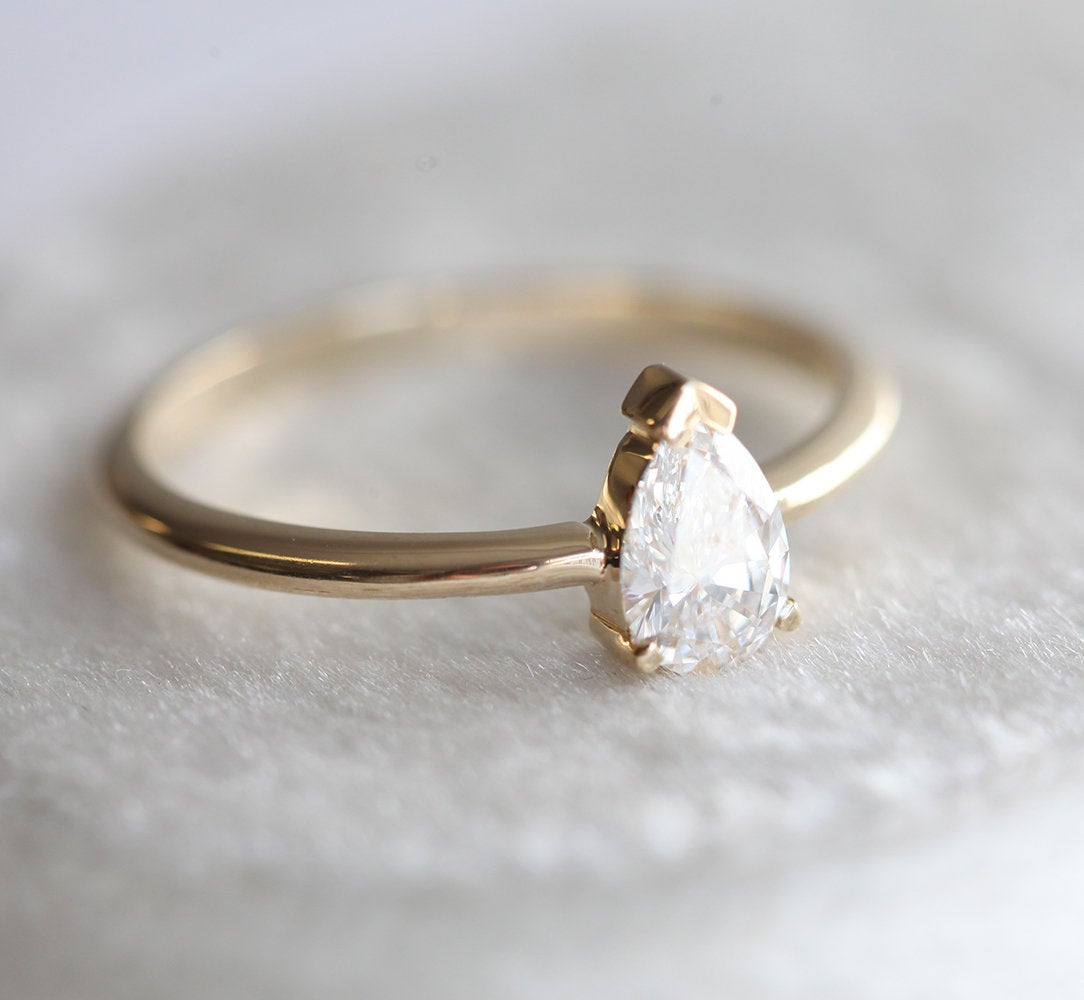 Pear Vhite Diamond Solitaire Prsten sa bezvremenskim dizajnom