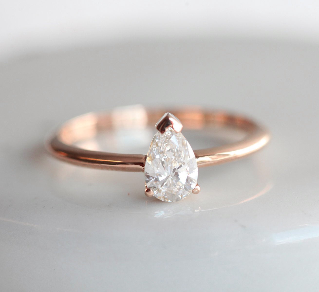 Pear Vhite Diamond Solitaire Prsten sa bezvremenskim dizajnom