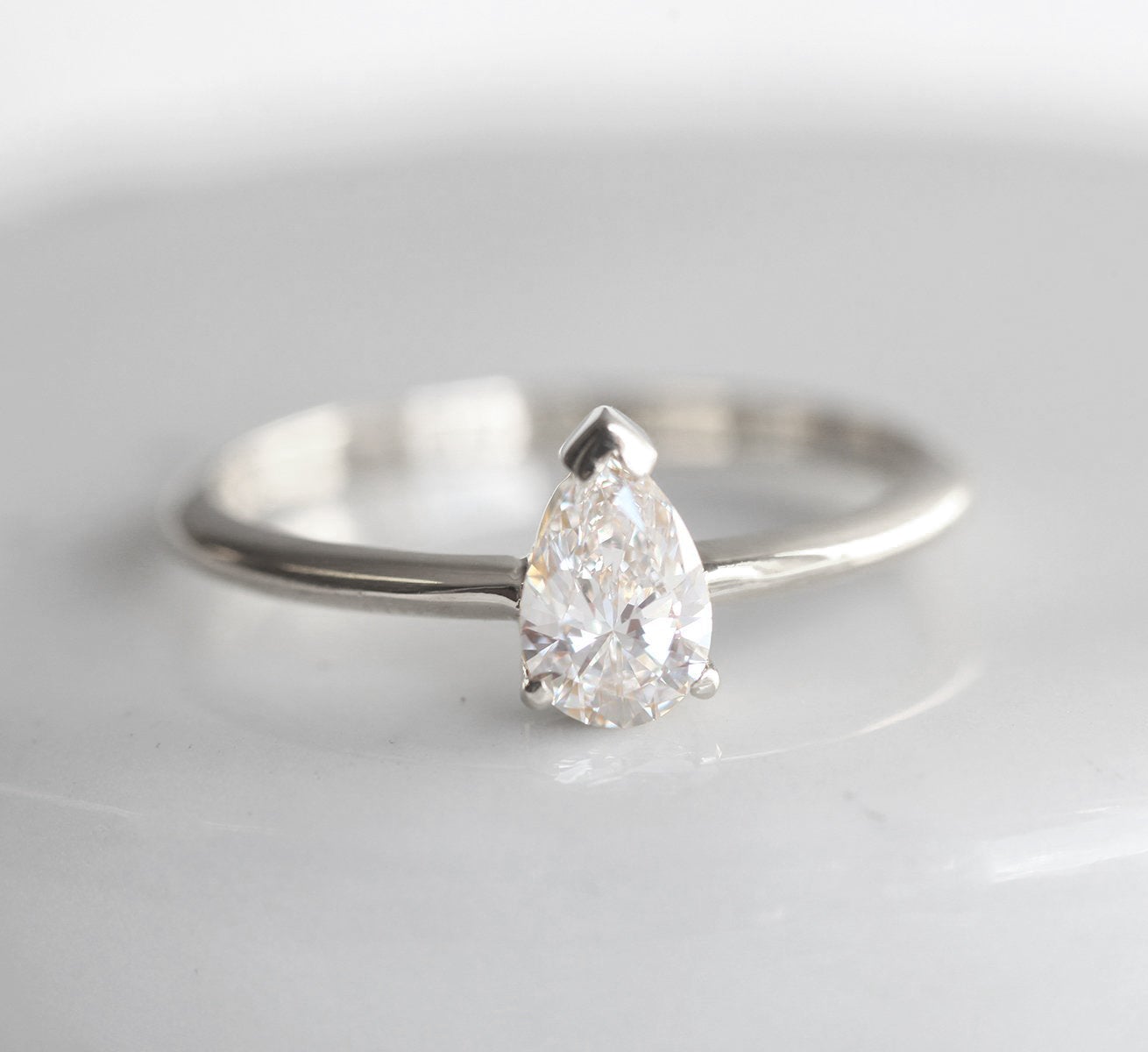 Pear Vhite Diamond Solitaire Prsten sa bezvremenskim dizajnom