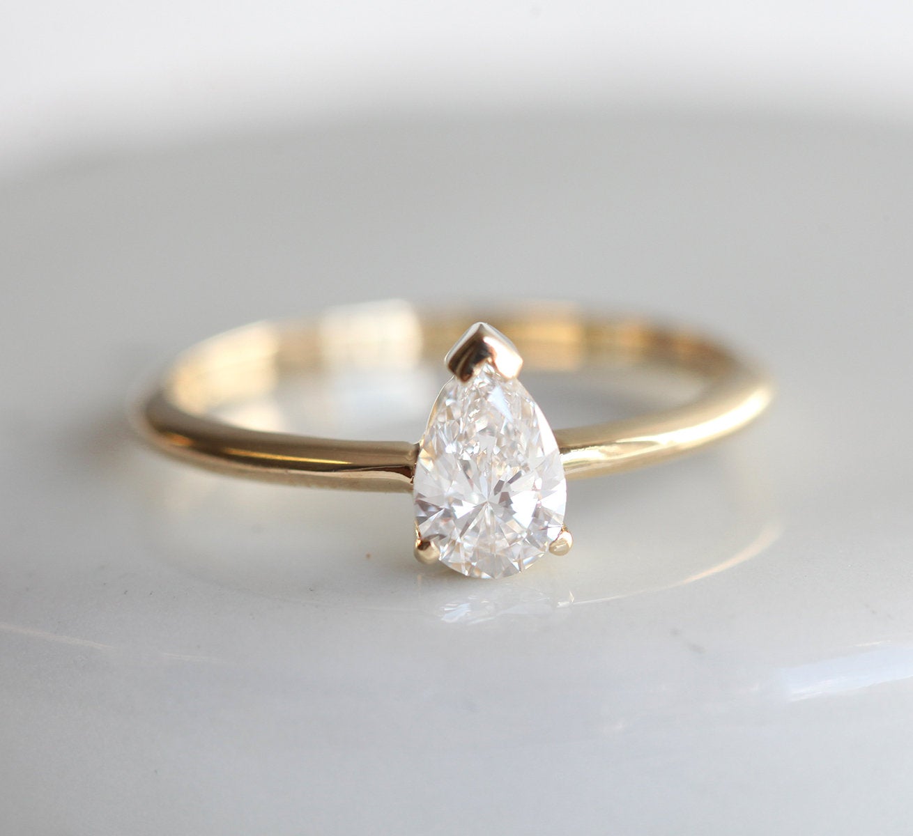 Pear Vhite Diamond Solitaire Prsten sa bezvremenskim dizajnom