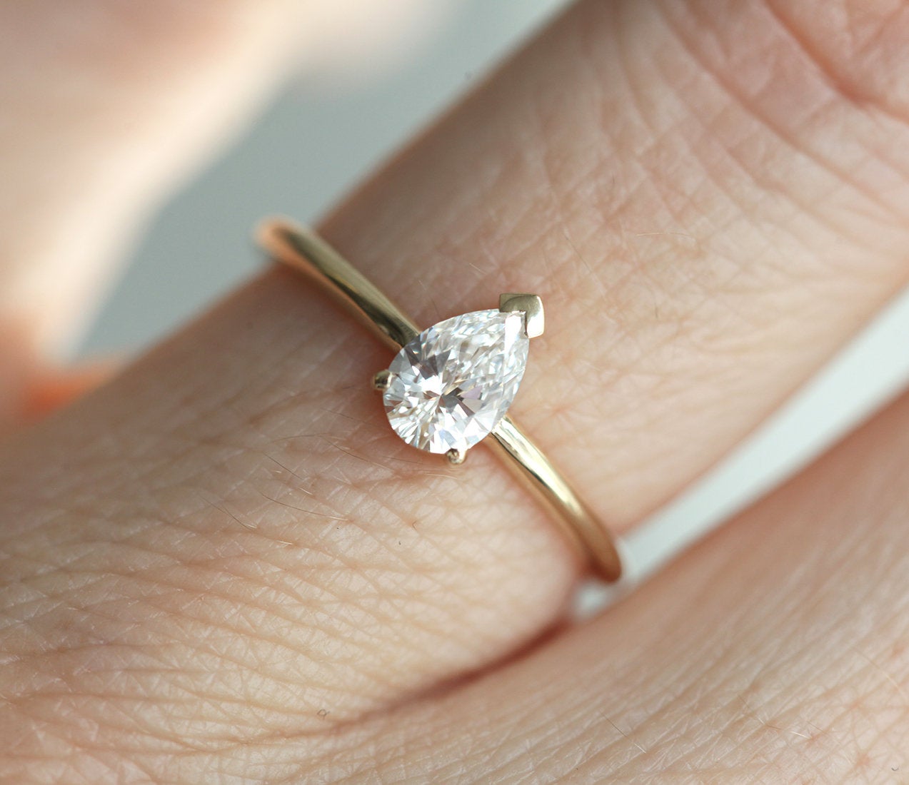 Pear Vhite Diamond Solitaire Prsten sa bezvremenskim dizajnom