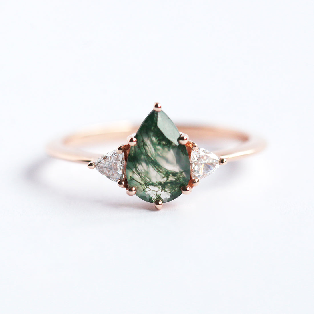 Prsten sa Moss Agate od zelene kruške sa okruglim belim dijamantima