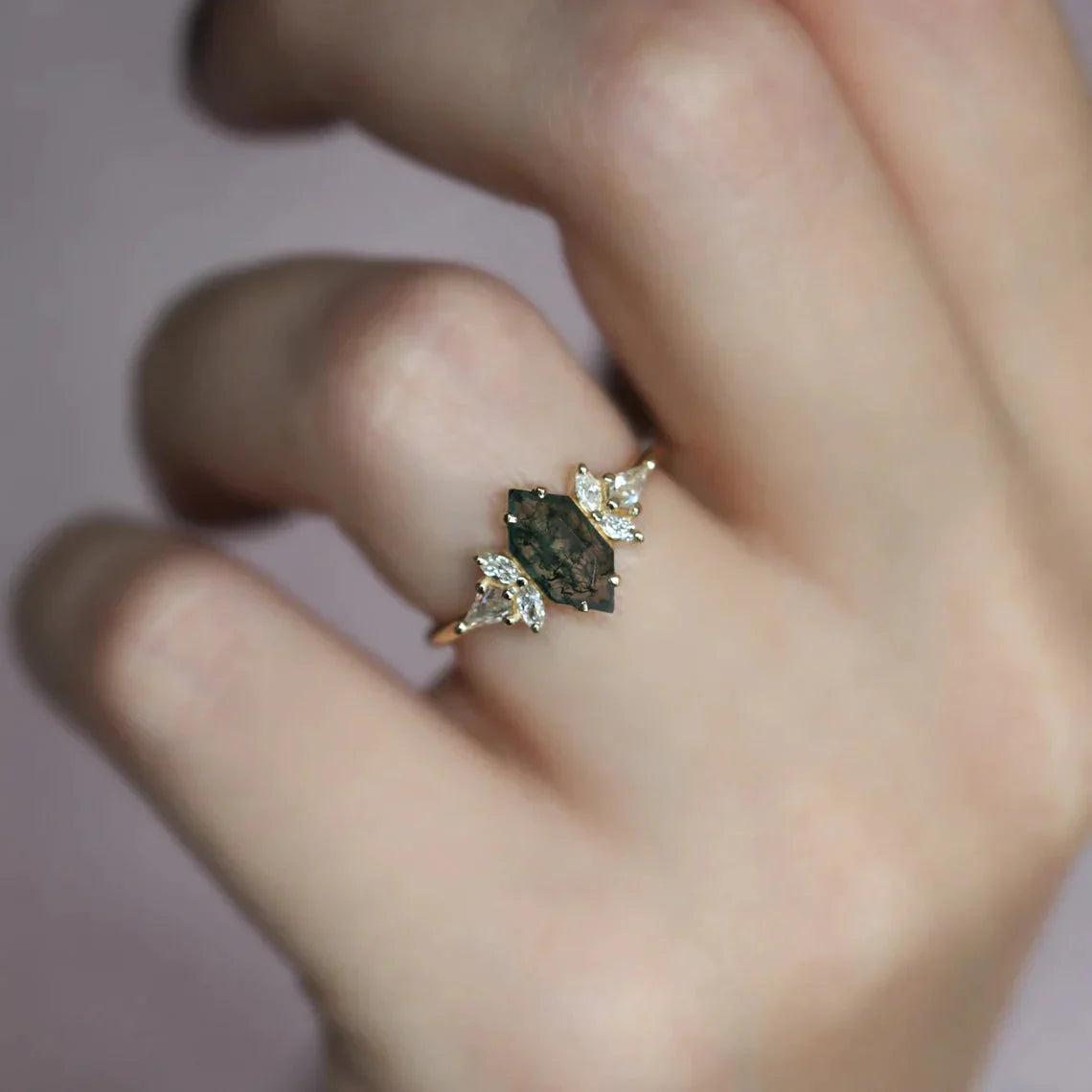 Moderan verenički prsten sa šestougaonim rezom od Moss Agate sa belim dijamantima.