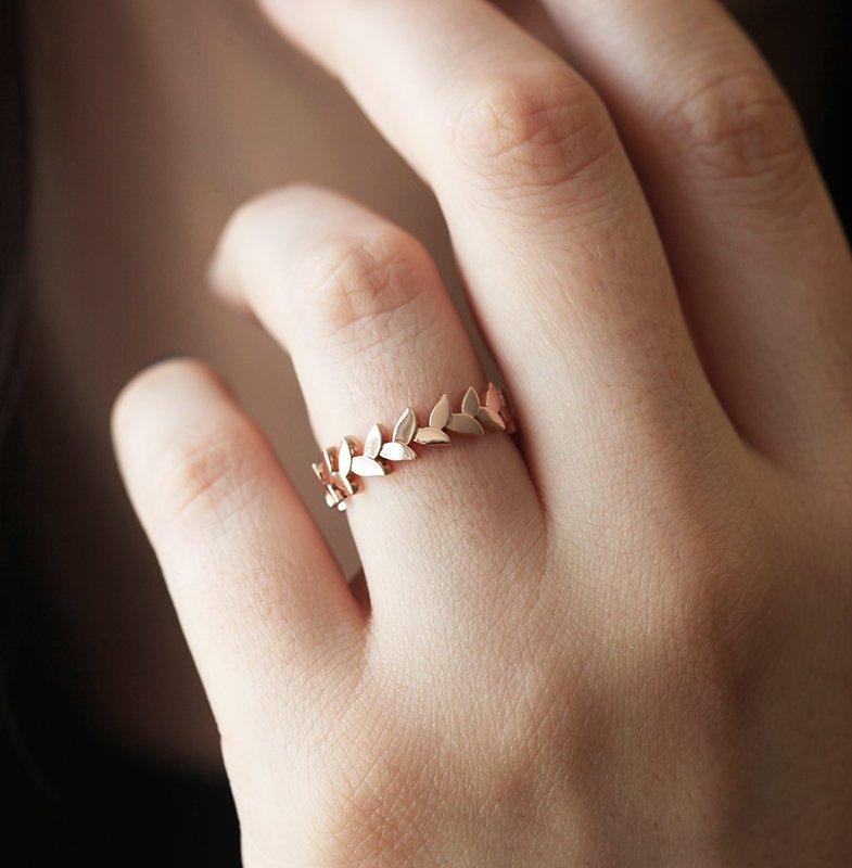 LEAH VERING RING, LEAF BAND-Capucinne